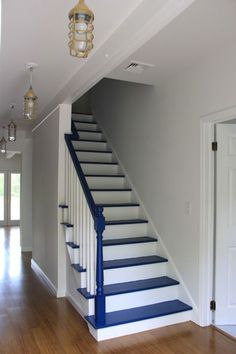 escalier marche bleu et contre marche blanche